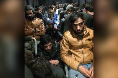 17 kişilik minibüste 26 düzensiz göçmen yakalandı