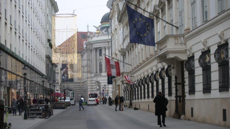 Avusturyada 20 günlük sokağa çıkma yasağı başladı