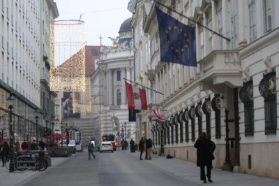 Avusturyada 20 günlük sokağa çıkma yasağı başladı