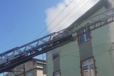 Kocaelinde bir kişi benzin döküp evini yaktı