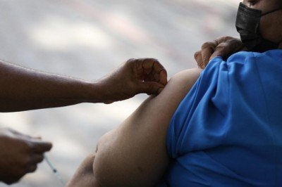 Nijerya'da COVID19 aşısı olmayan kamu çalışanı iş yerine alınmayacak