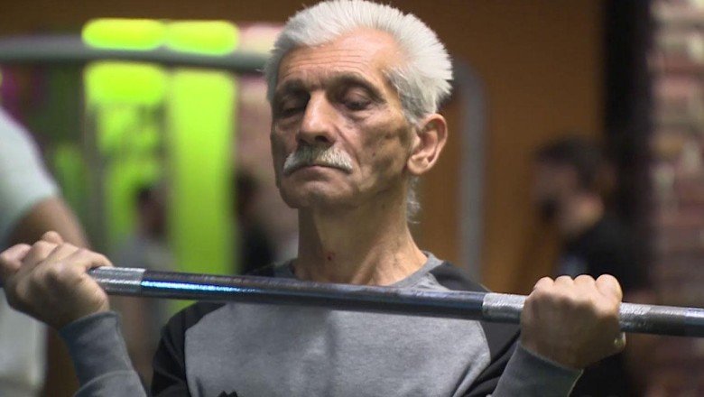 76 yaşındaki Mehmet Ok gençlere taş çıkartıyor