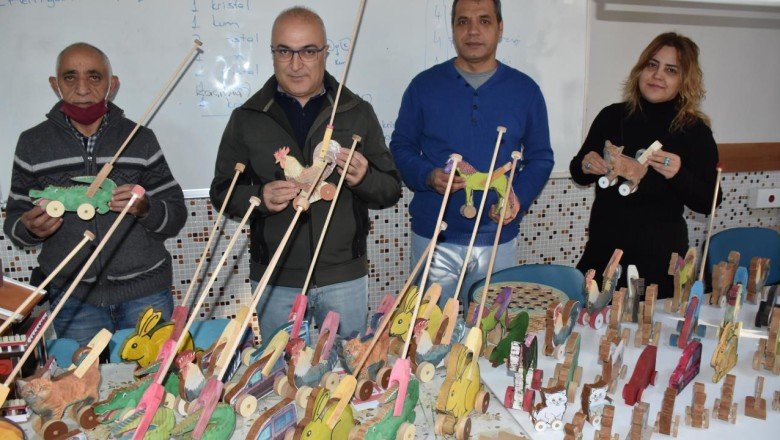 Aydın'da emekli öğretmen, atık malzemeleri hayvan figürlerine dönüştürüyor