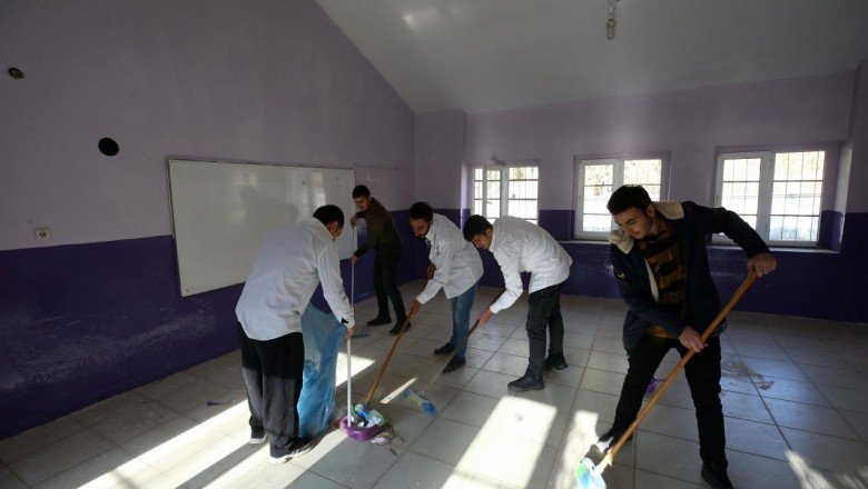 Bitlis'te üniversite öğrencileri ara tatilde köy okulunu onardı