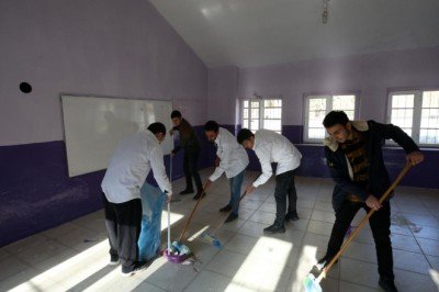 Bitlis'te üniversite öğrencileri ara tatilde köy okulunu onardı