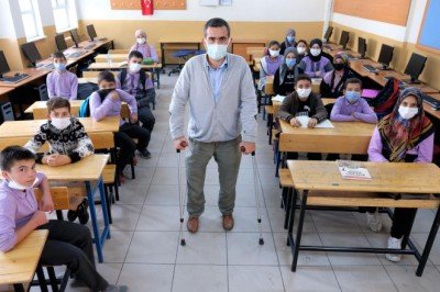 Depremde 2 bacağını kaybeden öğretmen görevinin başında