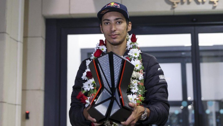 Dünya şampiyonu Razgatlıoğlu yurda döndü