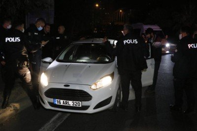 Ehliyetsiz ve alkollü sürücü polislere çarpacaktı