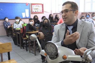 Ordu'da engelli öğretmen öğrencilerin hayatına renk katıyor