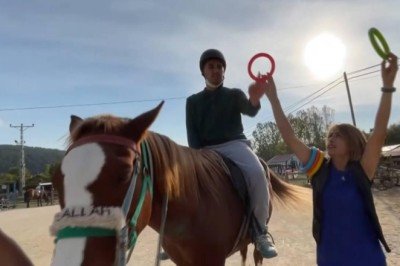 Otizmli Yiğit'in öfke nöbetleri atlı terapiyle azaldı