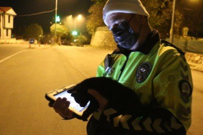 Trafik polisi araç altında kalmaktan kurtardığı kediyle uygulamaya devam etti