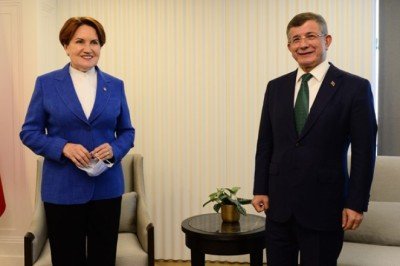 Akşener, Davutoğlu ile görüştü: Bizi yönetenler ayağını denk alsın