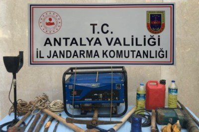 Antalya'da kaçak kazı yapan 3 kişi gözaltına alındı