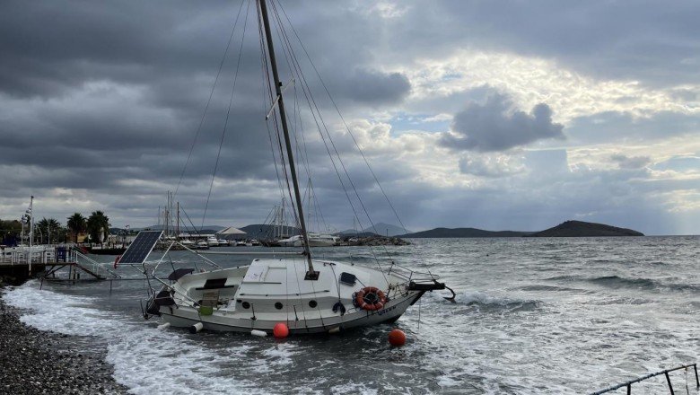 Bodrum'da bir tekne kuvvetli rüzgar nedeniyle karaya oturdu