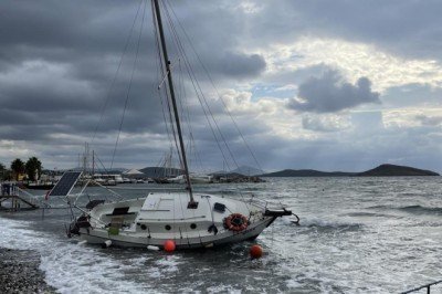 Bodrum'da bir tekne kuvvetli rüzgar nedeniyle karaya oturdu