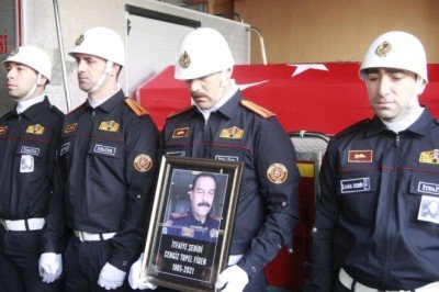 Bursa'da görevi sırasında hayatını kaybeden itfaiye eri toprağa verildi