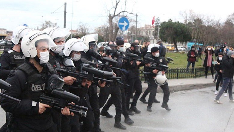 Demokraside gerileme tam gaz