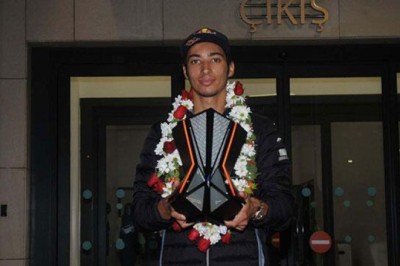 Dünya Şampiyonu Toprak Razgatlıoğlu yurda döndü