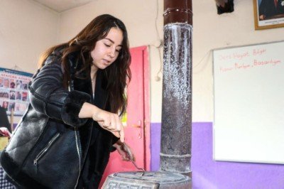 Ebru öğretmen dağ köyünün kardelenleri için tüm zorluklara göğüs geriyor