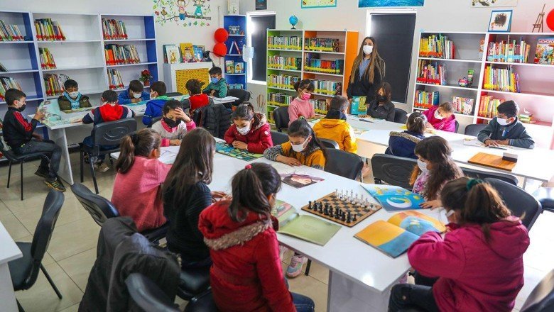 Eşine hediye olarak Van'daki okula kütüphane kurdu