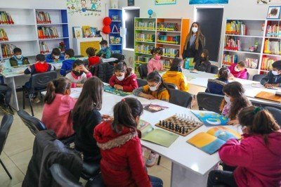 Eşine hediye olarak Van'daki okula kütüphane kurdu