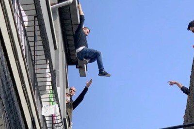 Eşine kızıp damdan atladı! Komşusu hayatını kurtardı