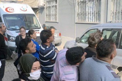 Eşine kızıp damdan atladı, komşusunun üzerine düştü