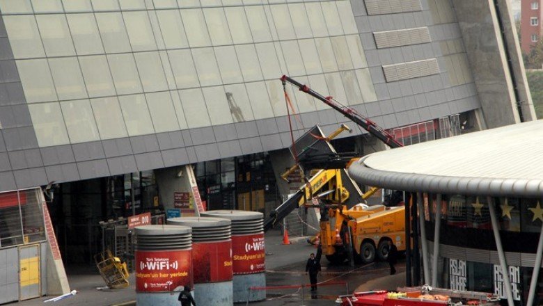 Galatasaray stadyumunda vinç devrildi: 3 yaralı
