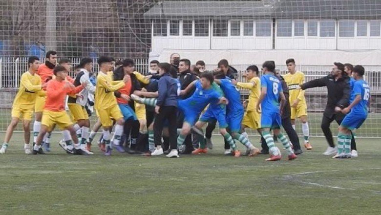 Gençler Ligi maçında kavga! 3 yaralı, 8 kırmızı kart...