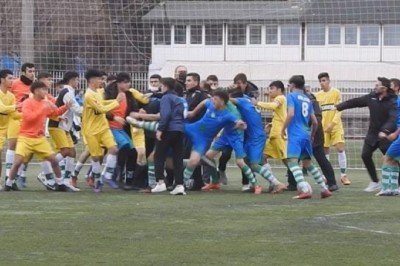 Gençler Ligi maçında kavga! 3 yaralı, 8 kırmızı kart...