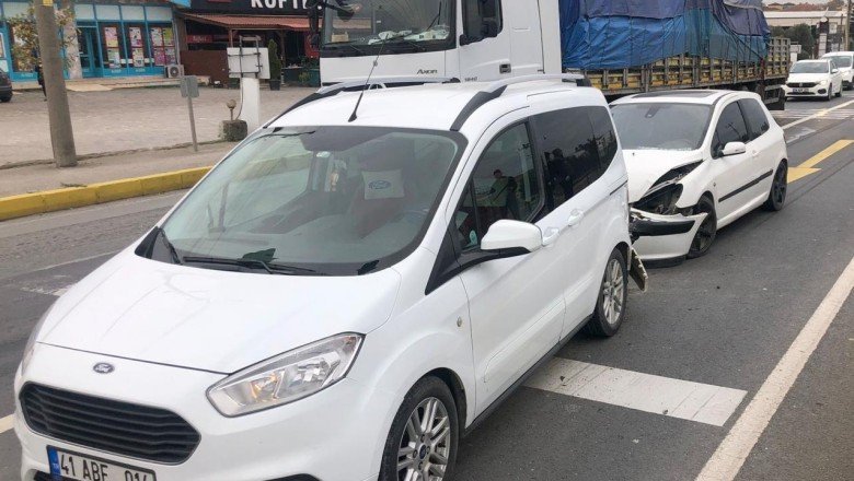 Kocaeli'de otomobil ve hafif ticari araç çarpıştı, 1 çocuk yaralandı