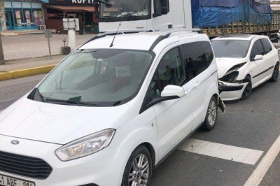 Kocaeli'de otomobil ve hafif ticari araç çarpıştı, 1 çocuk yaralandı