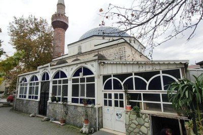 Kocaeli'de tarihi caminin elektronik cihazları çalındı