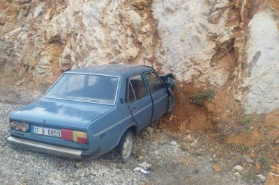 Konya'da otomobil kayalıklara çarptı: 4 yaralı