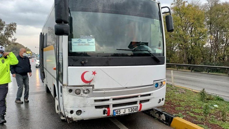 Manisa'da otomobile çarpan midibüsteki 8 işçi yaralandı
