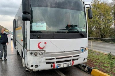 Manisa'da otomobile çarpan midibüsteki 8 işçi yaralandı