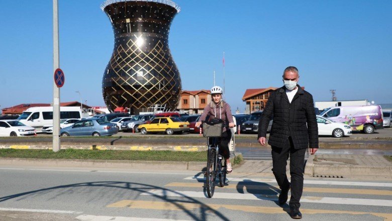 Okula bisikletiyle giden Nurgül öğretmen, öğrencilerine örnek oluyor