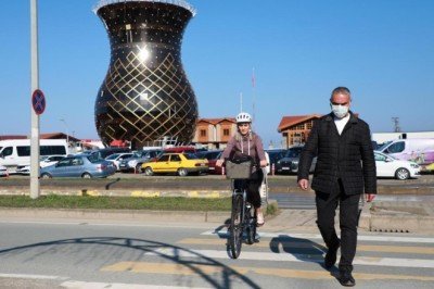 Okula bisikletiyle giden Nurgül öğretmen, öğrencilerine örnek oluyor