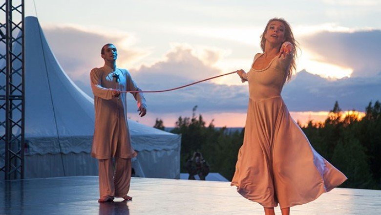 Sahneye destekte örf adet tartışması