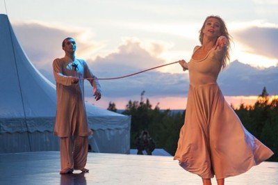 Sahneye destekte örf adet tartışması