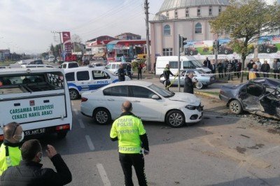 Samsun'da üç otomobilin karıştığı trafik kazasında 1 kişi öldü, 3 kişi yaralandı