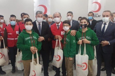 Türk Kızılay, Osmaniye'de 5 bin öğrenciye kıyafet yardımında bulundu