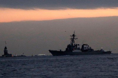 ABD savaş gemisi Boğaz'dan geçti