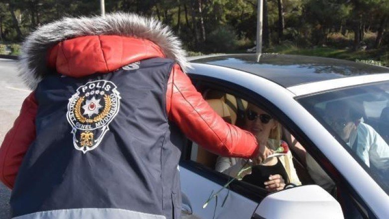 Bodrum&amp;#39;da, polis ekipleri kadın sürücülere karanfil dağtıp, KADES&amp;#39;i anlattı