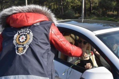 Bodrum'da, polis ekipleri kadın sürücülere karanfil dağtıp, KADES'i anlattı
