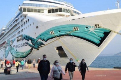 Dev Kruvaziyer Gemisi Kuşadası'nda