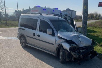 Düzce'de belediye otobüsüyle çarpışan hafif ticari araçtaki 2 kişi yaralandı