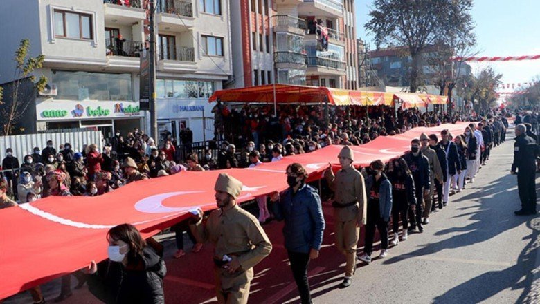 Edirne&amp;#39;de kurtuluş günü kutlaması; 100 metrelik Türk bayrağı taşıdılar