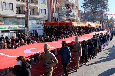 Edirne'de kurtuluş günü kutlaması; 100 metrelik Türk bayrağı taşıdılar
