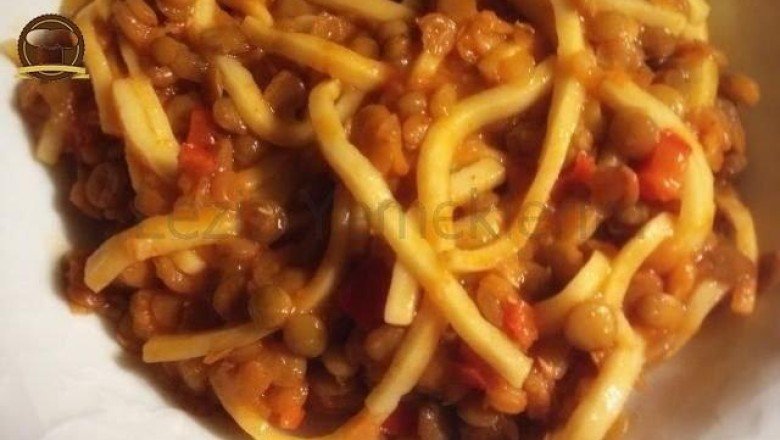 Erişteli Yeşil Mercimek Yemeği
